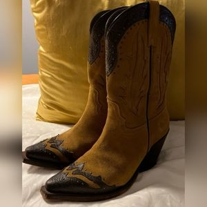 Beautiful brown Justin Reba McEntire western suede boots. Worn once or twice
